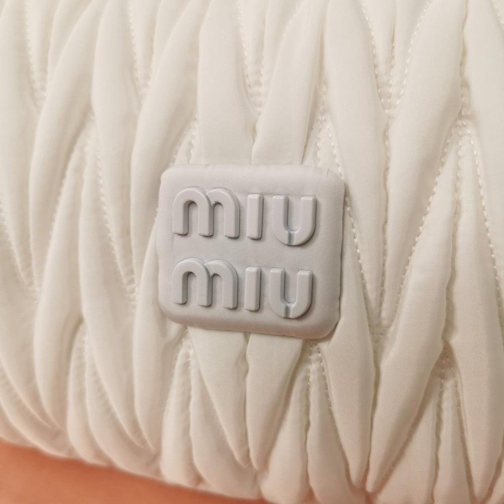 WANDER 28 BAG IN WHITE ECO - FRIENDLY NYLON