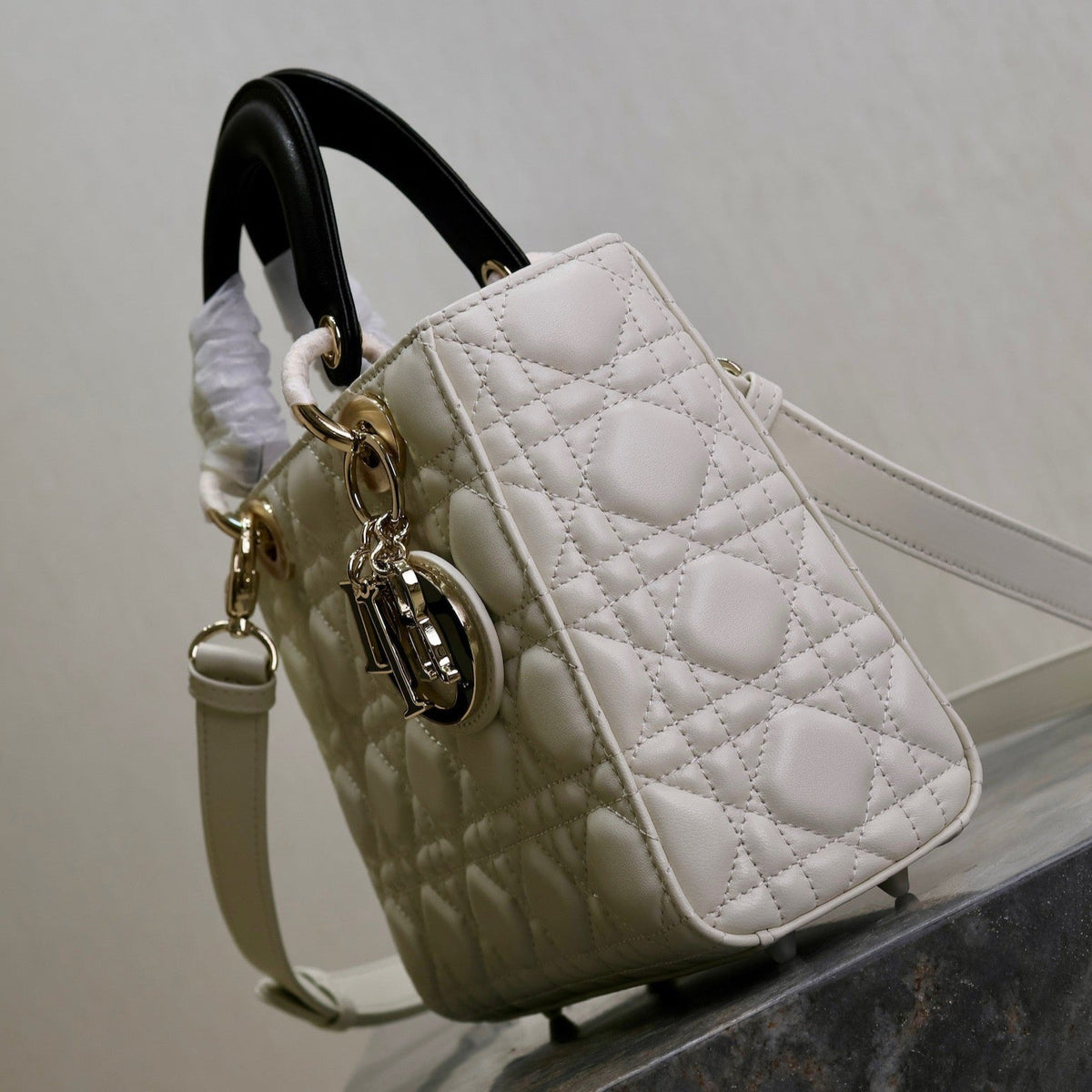 DIOR LADY BAG 20 IN WHITE QUILTED MACROCANNAGE CALFSKIN BLACK STRAP