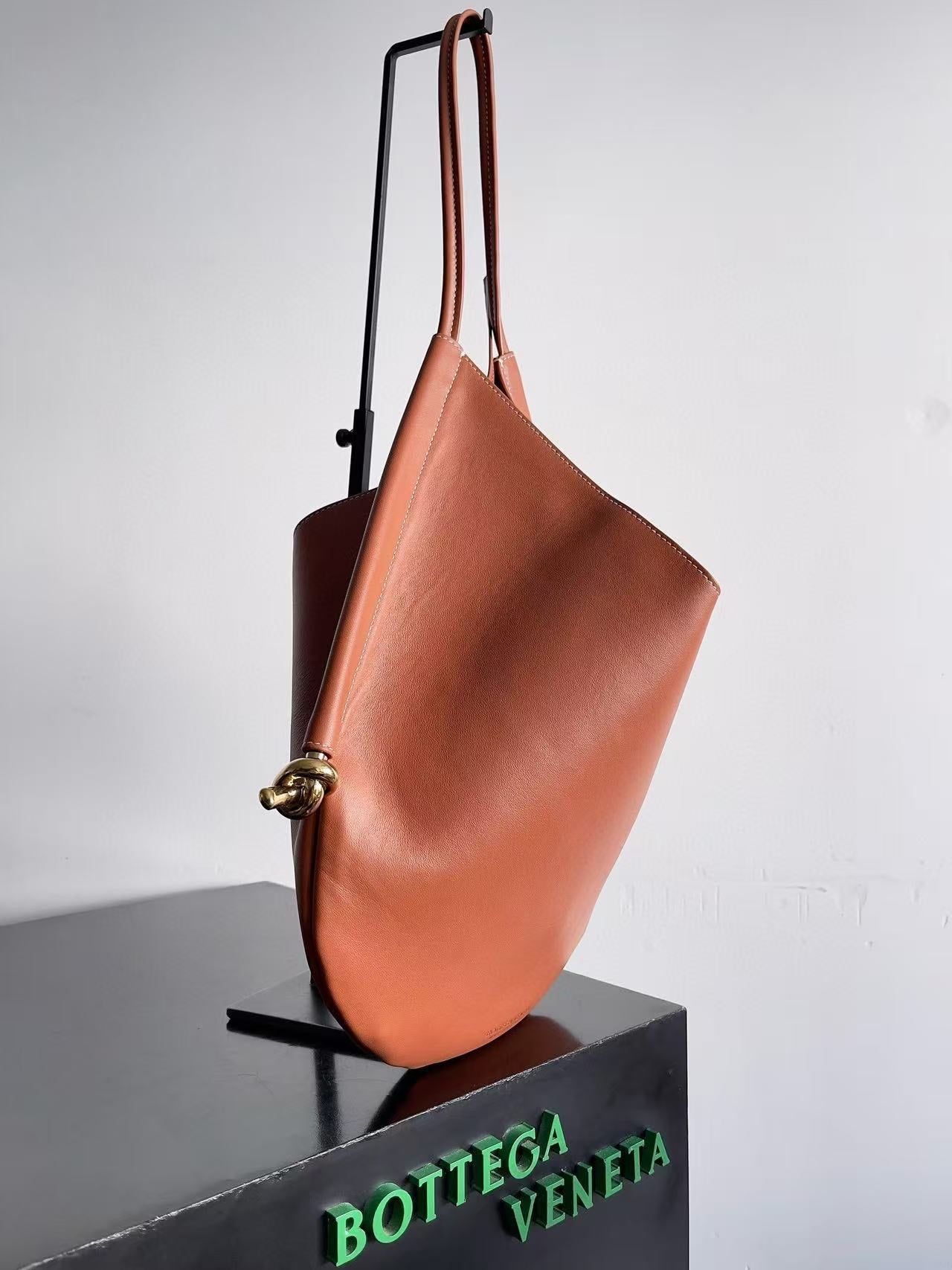 MEDIUM SOLSTICE 44 IN BROWN LAMBSKIN