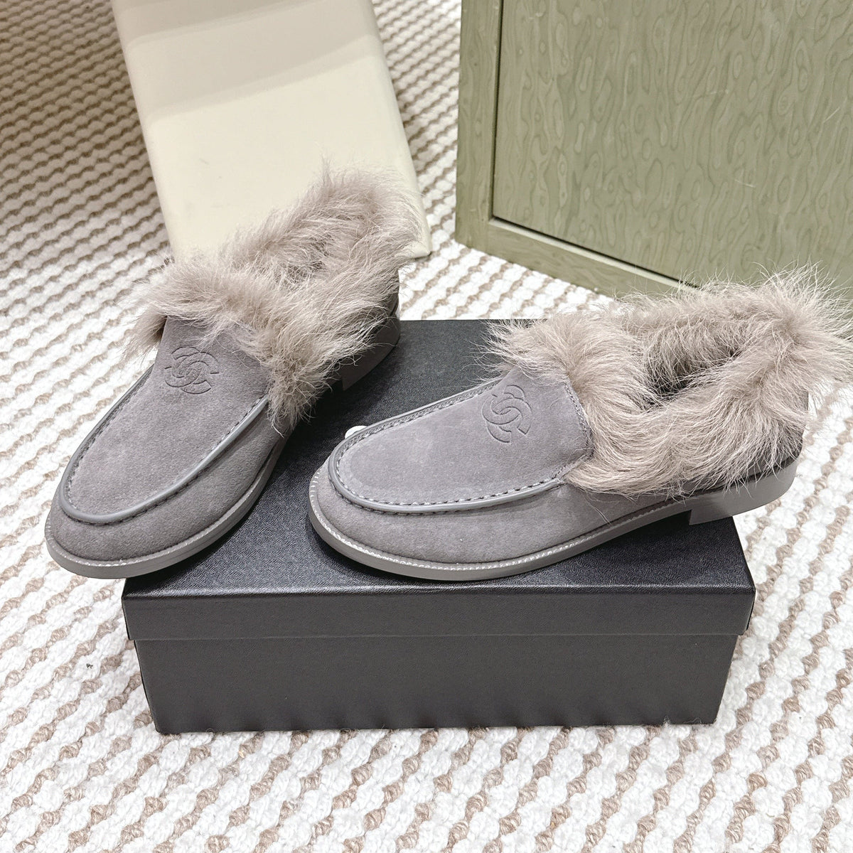 CHANEL 25S LOAFERS MOASIN IN LIGHT GRAY SUEDE WITH LIGHT BEIGE MINK FUR LINING