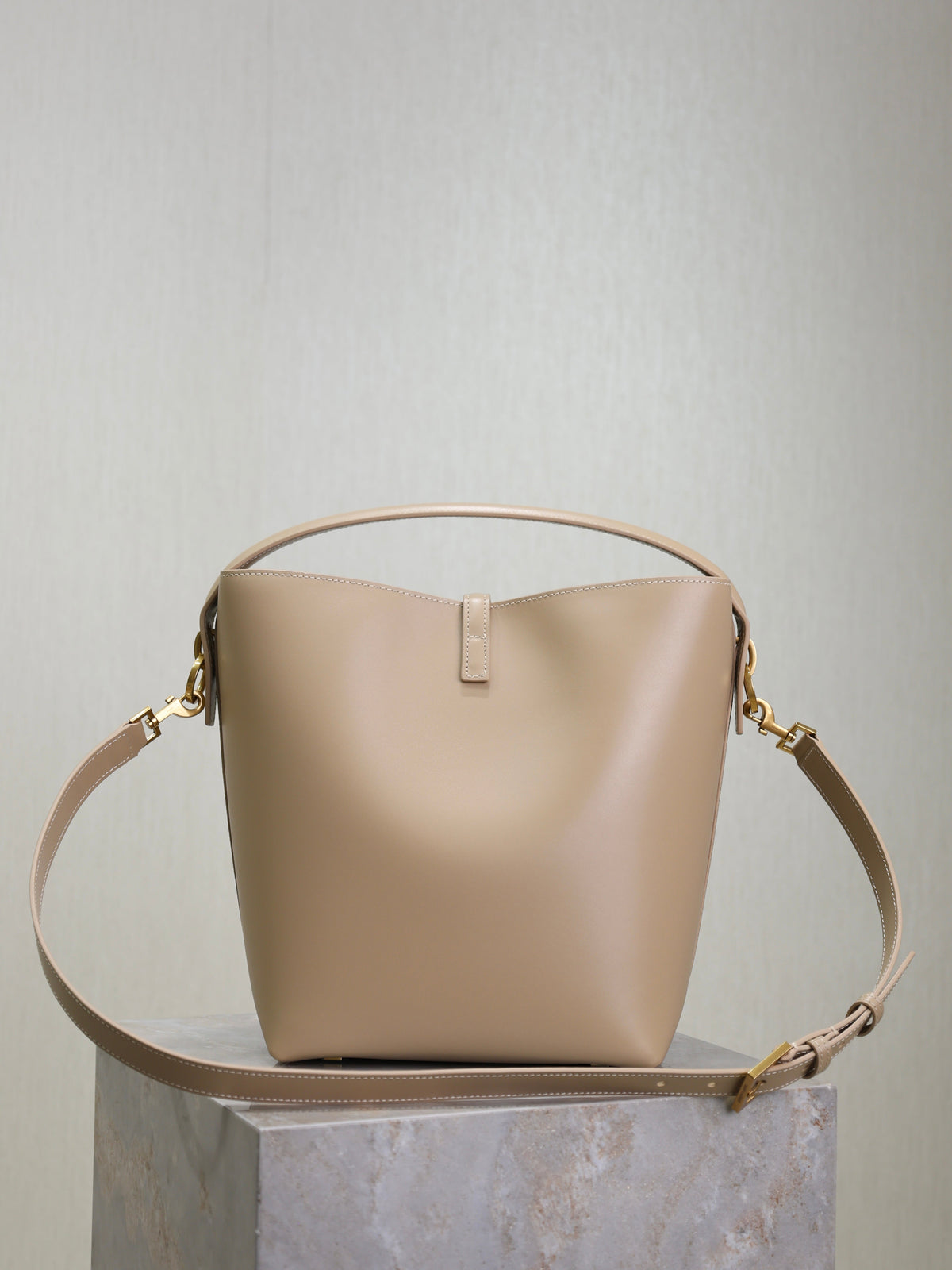 YSL 25S LE 5 À 7 BUCKET 26 IN NUDE CALFSKIN GOLD HARDWARE
