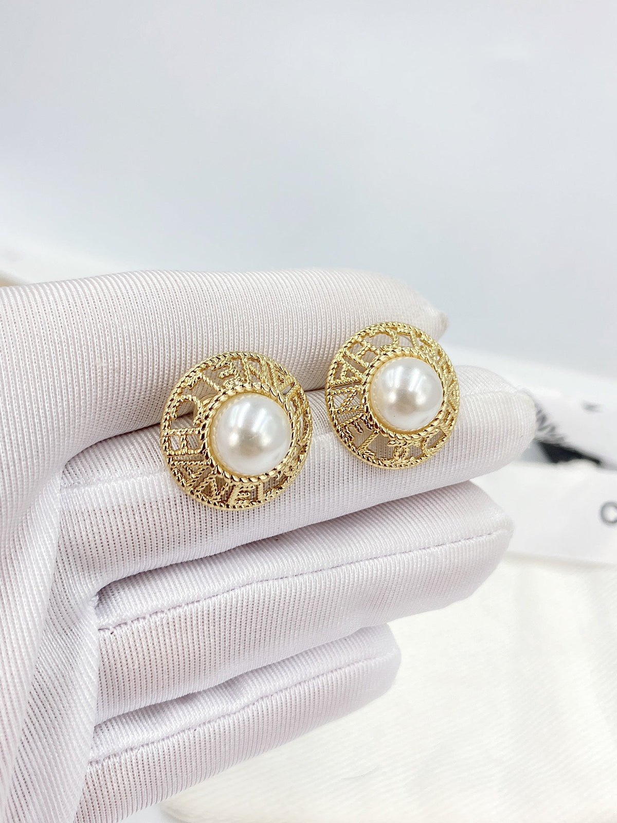 18K  Chanel Pearl Round Earrings