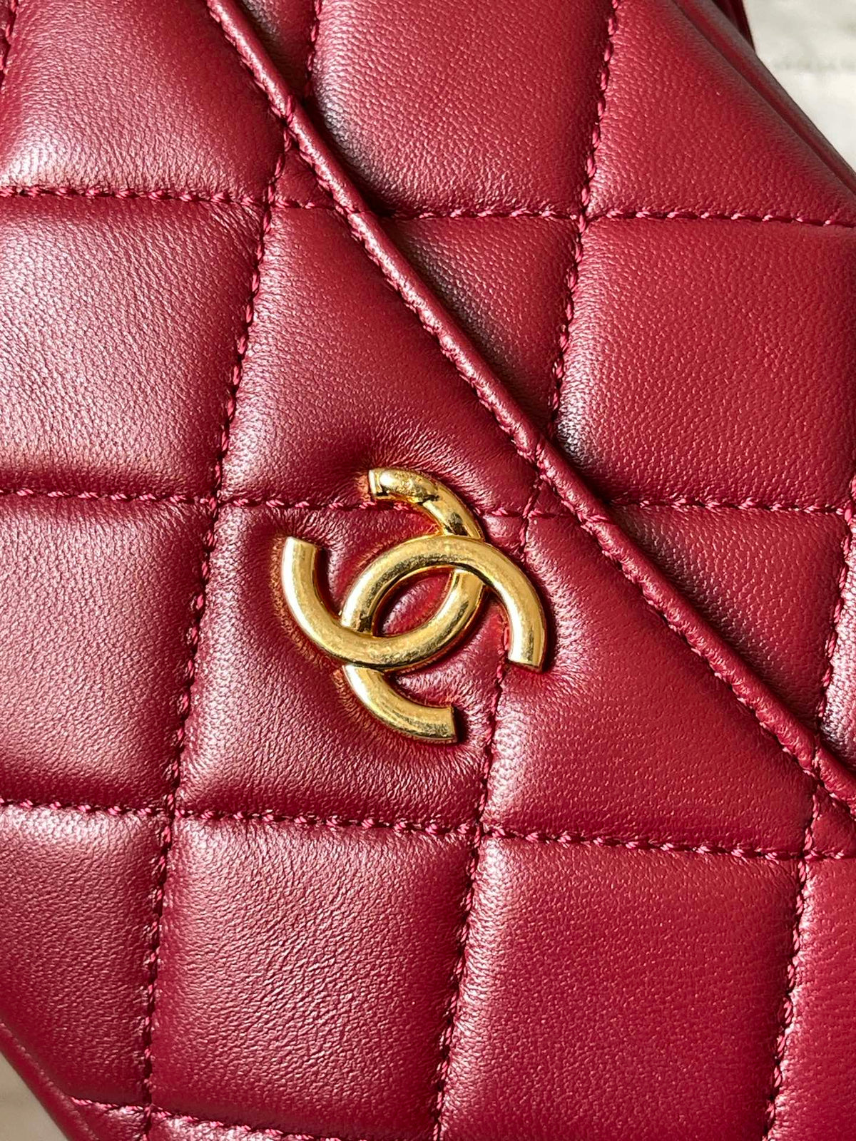 CHANEL CAMERA BAG 18 IN RED QUILTED LAMBSKIN DOUBLE C GOLD COIN