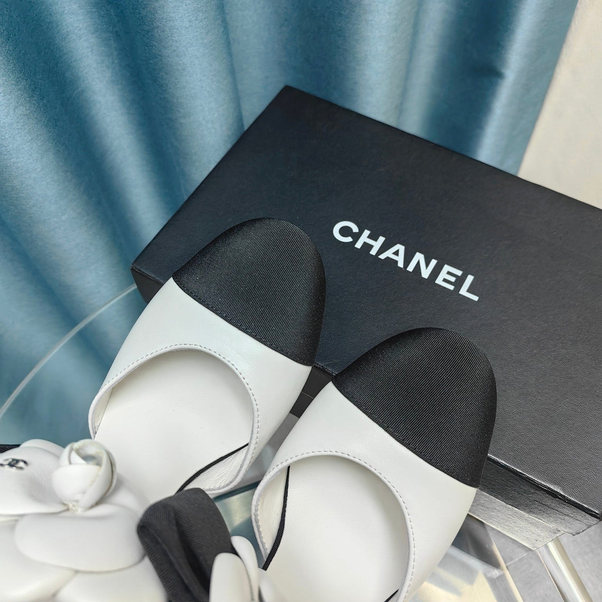 CHANEL HIGH HEELS IN WHITE MIX BLACK SHEEPSKIN WITH FLOWER