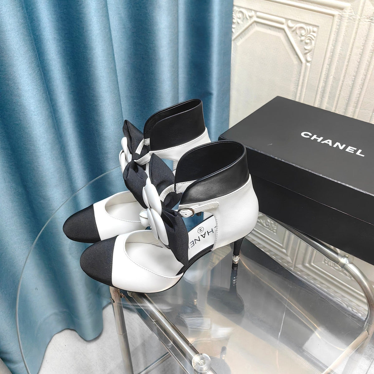 CHANEL HIGH HEELS IN WHITE MIX BLACK SHEEPSKIN WITH FLOWER