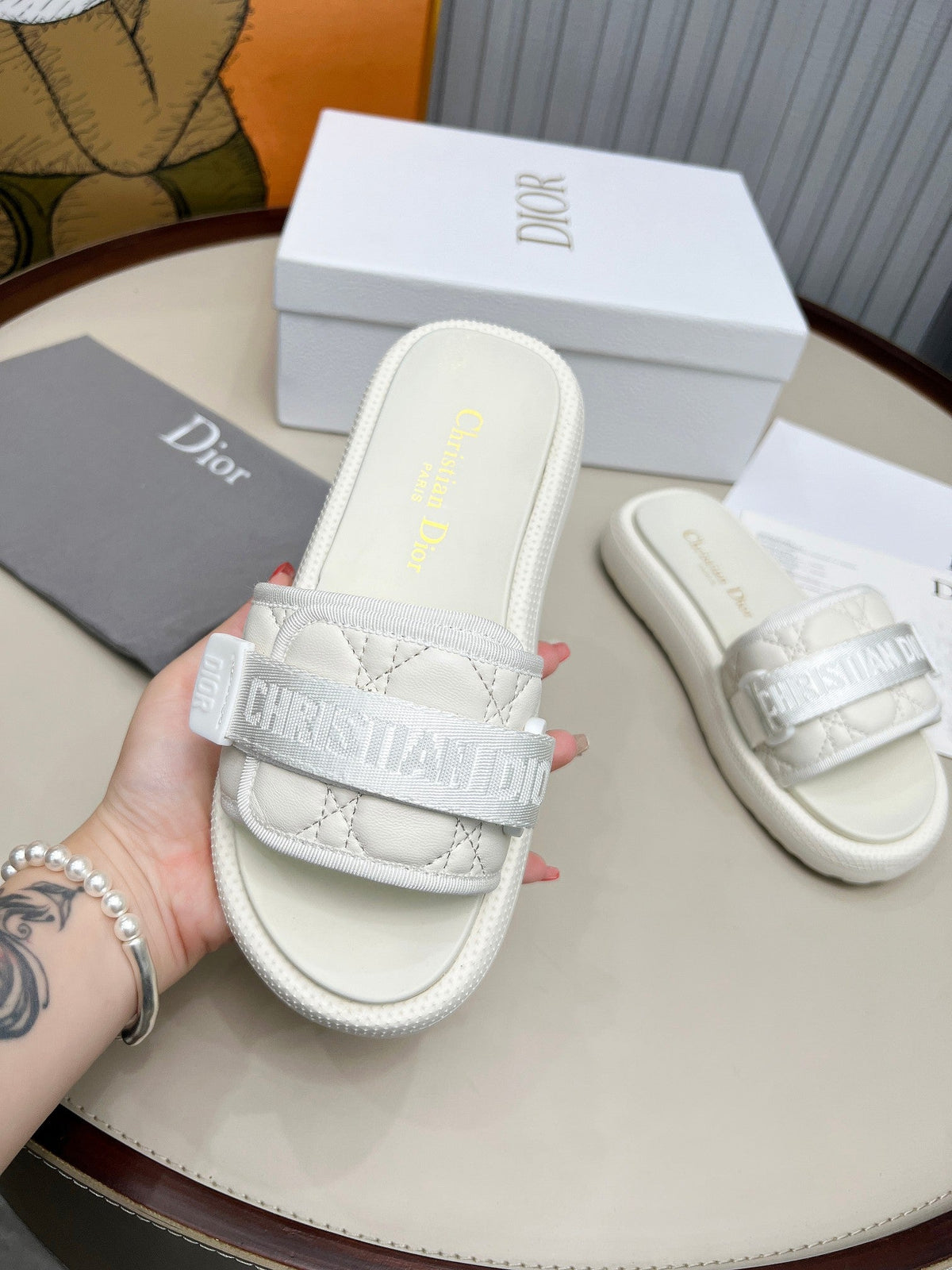 DIOR PLATFORM SLIDES 25S 50MM IN WHITE CALFSKIN AND ELECTRIC FABRIC