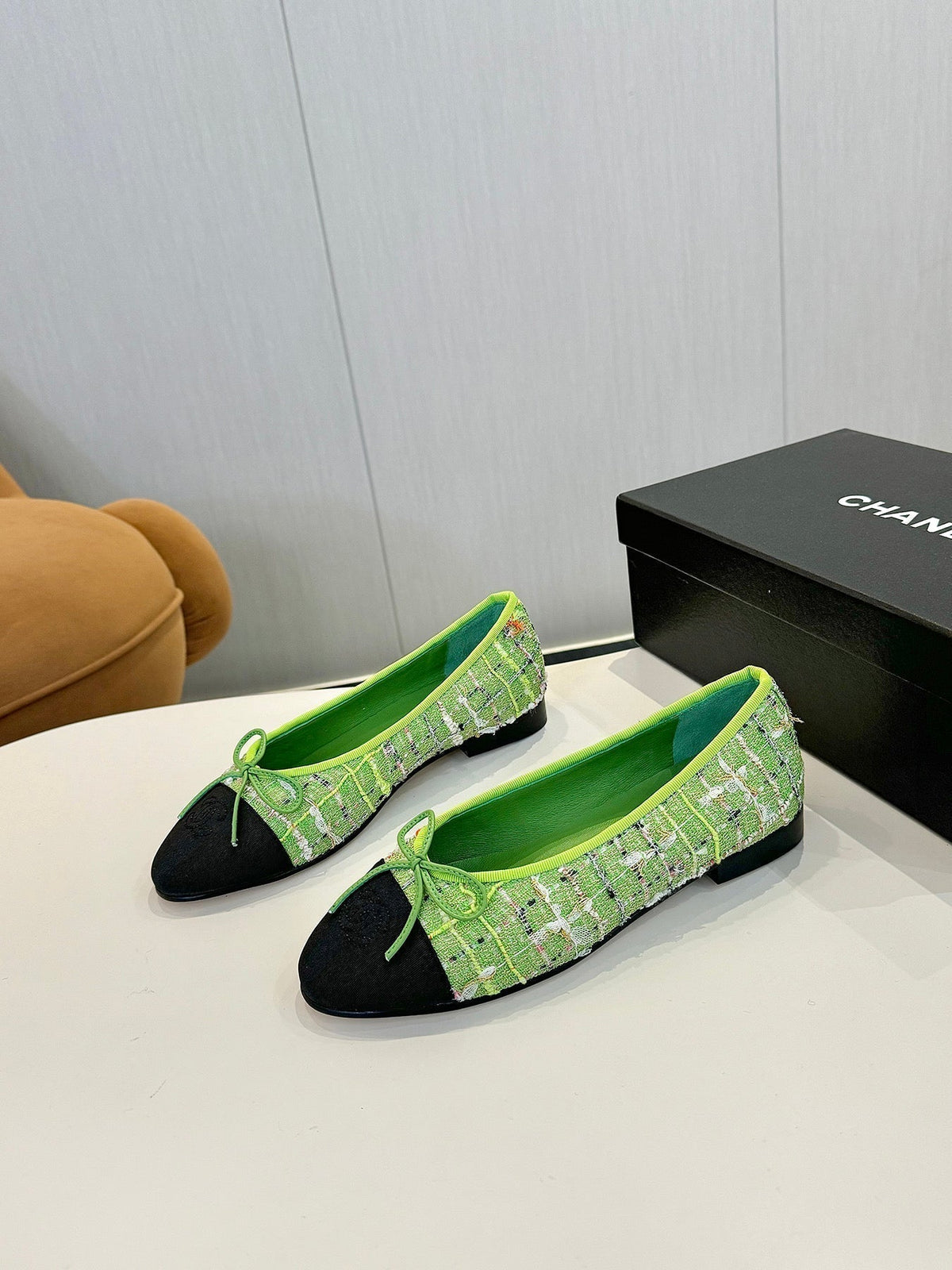 CHANEL BALLET FLATS IN EMERALD GREEN TWEED AND FABRIC