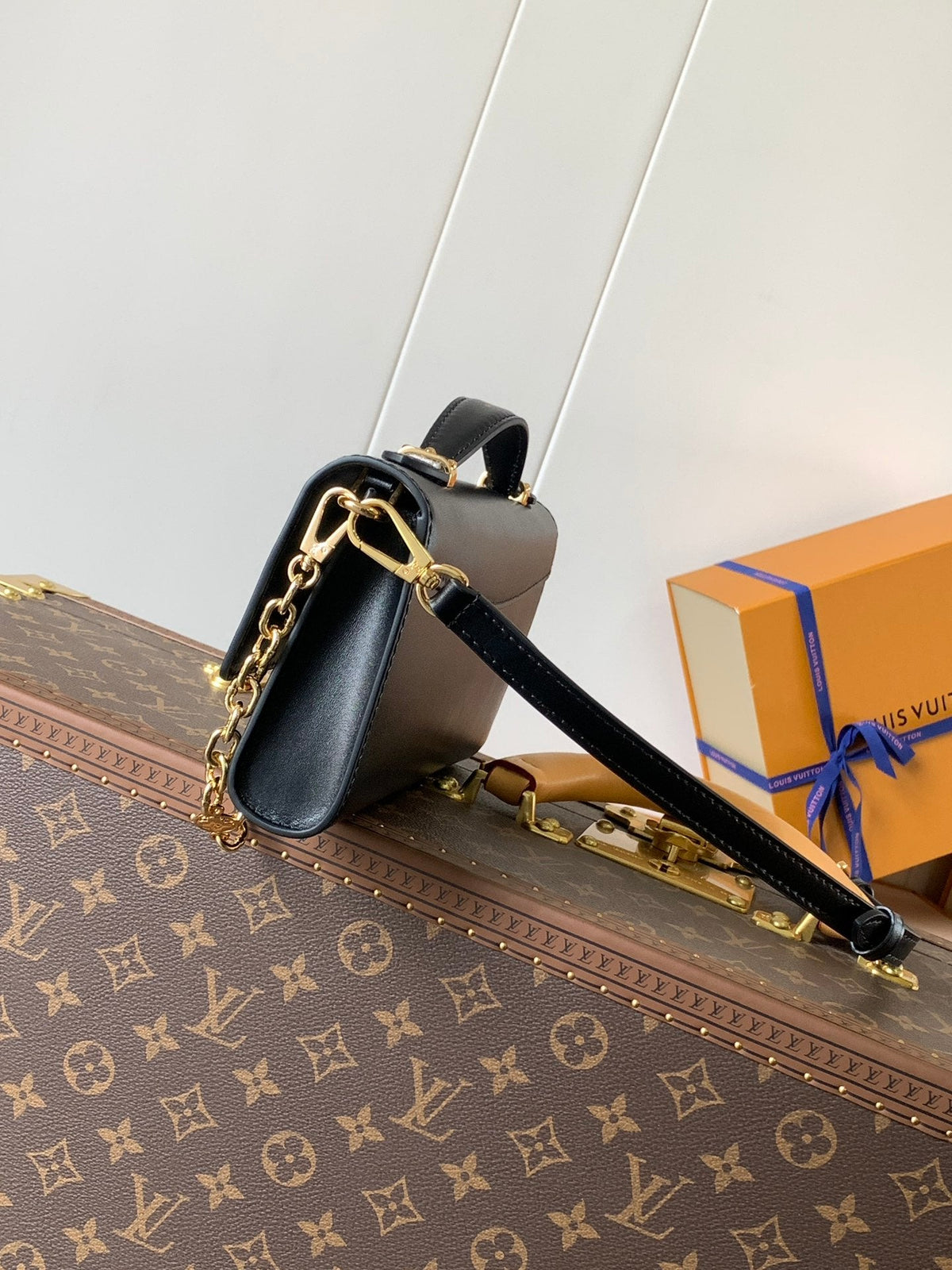 LOUIS VUITTON WALLET ON CHAIN CAPUCINES 23 IN BLACK SMOOTH CALFSKIN GOLD HARDWARE