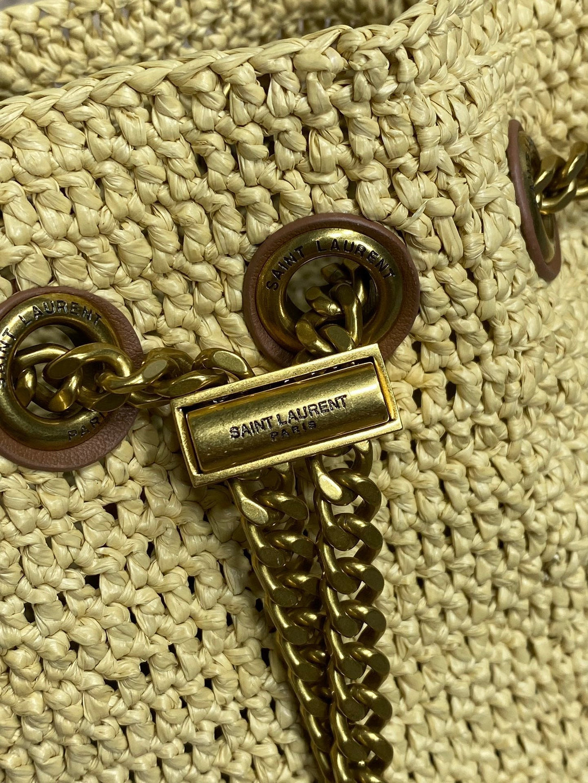DRAWSTRING BUCKET BAG 19 IN BEIGE WOVEN RAFFIA AND CALFSKIN