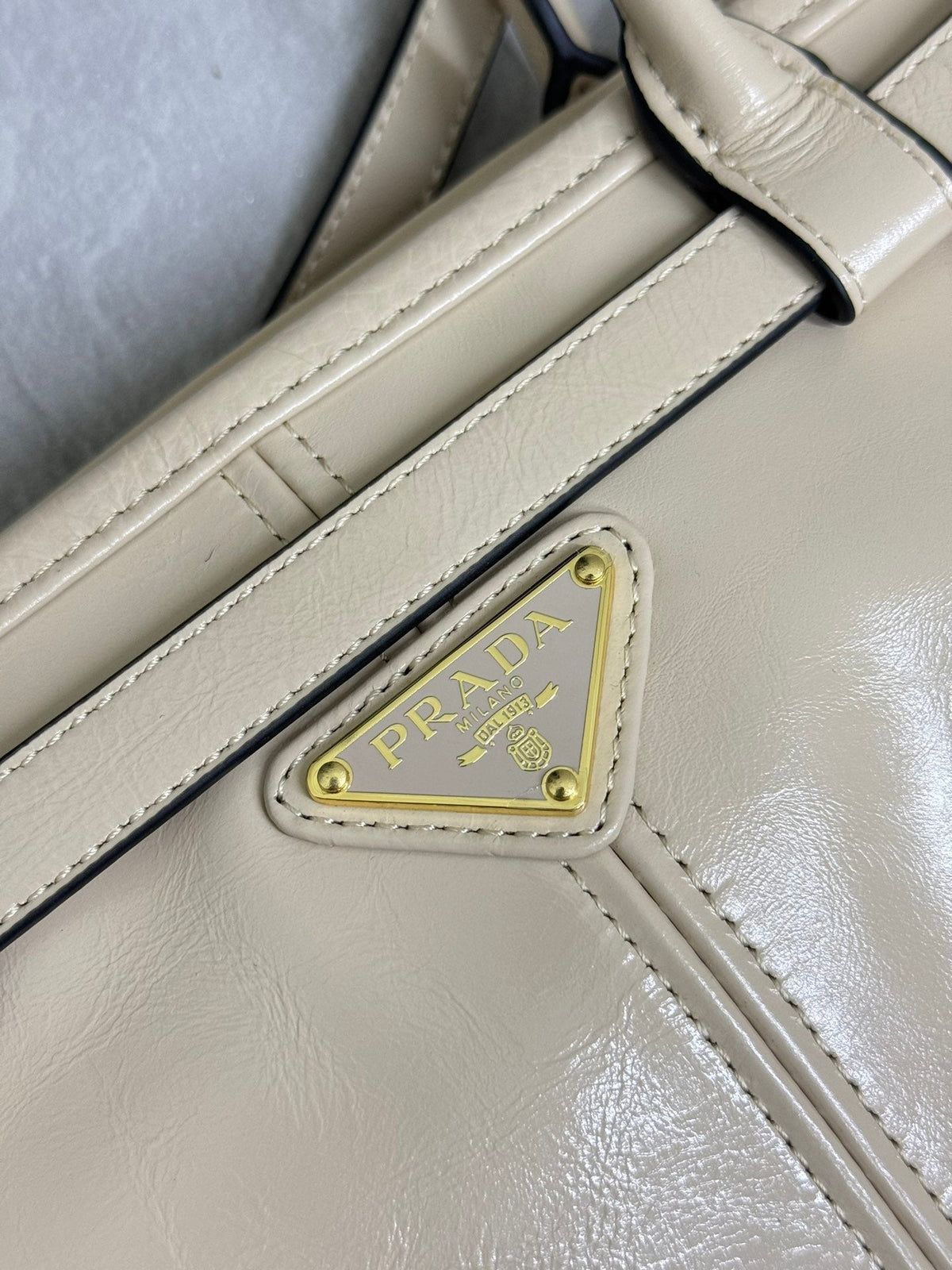 PRADA 25S BONNIE LARGE HANDBAG 38 IN BEIGE CALFSKIN GOLD HARDWARE