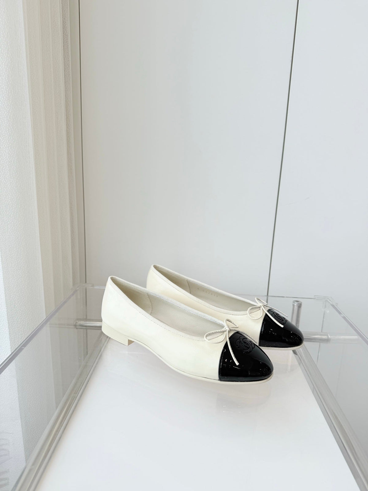 CHANEL BALLET FLAT IN WHITE MIX BLACK CALFSKIN