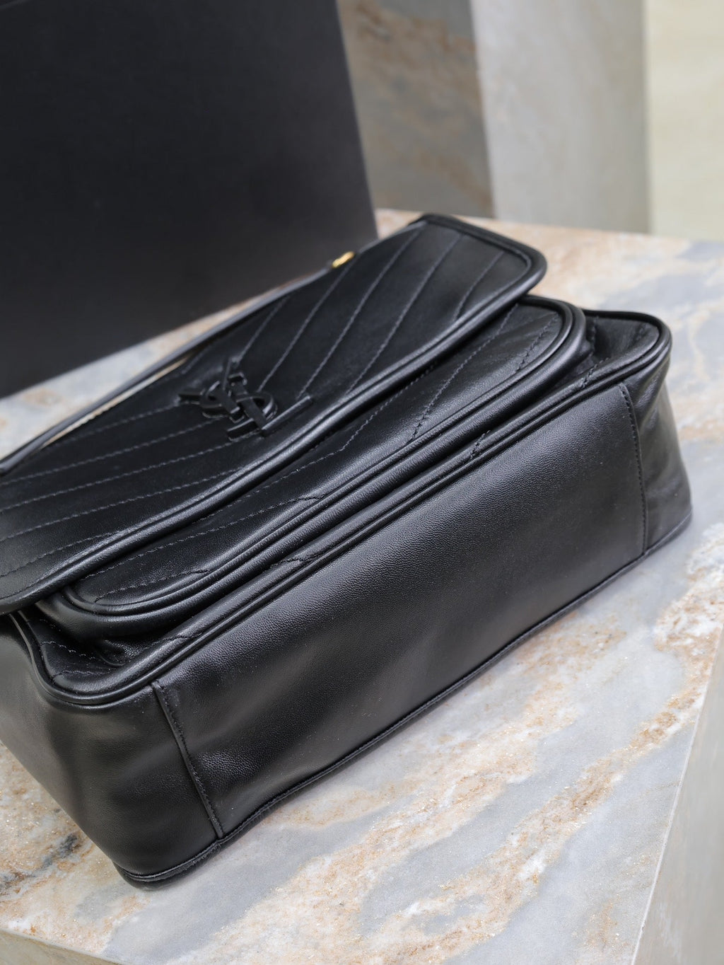 NIKI MEDIUM 28 IN BLACK LAMBSKIN BLACK LOGO GOLD CHAIN